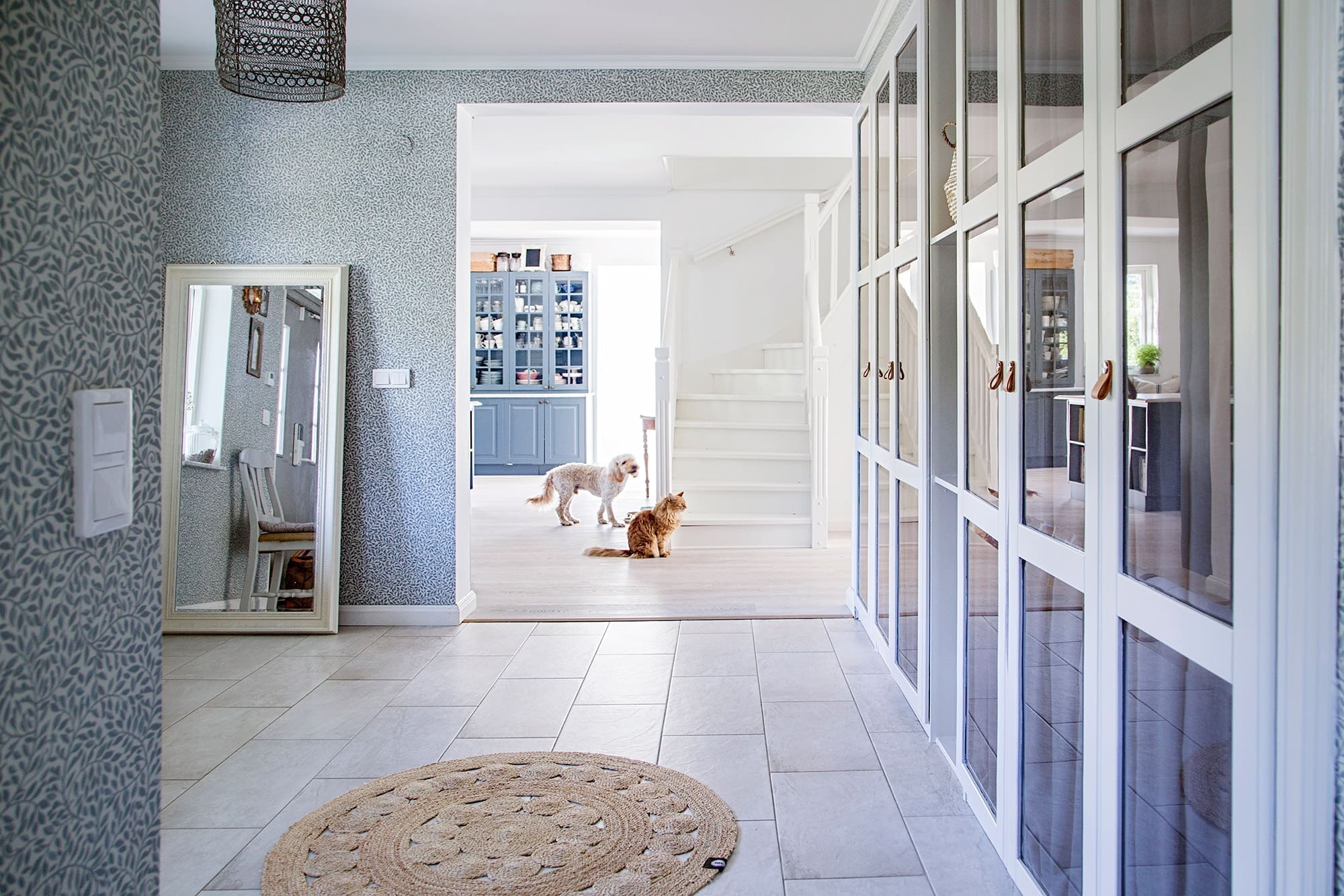 Wei&szlig;es Kaptensgarden-Haus von Eksj&ouml;hus in sommerlicher Umgebung